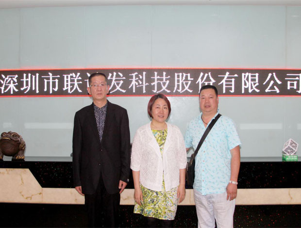 聯(lián)誠發(fā)創(chuàng)始人龍平芳與Yellow Fire Divat KFT客戶前臺(tái)合影