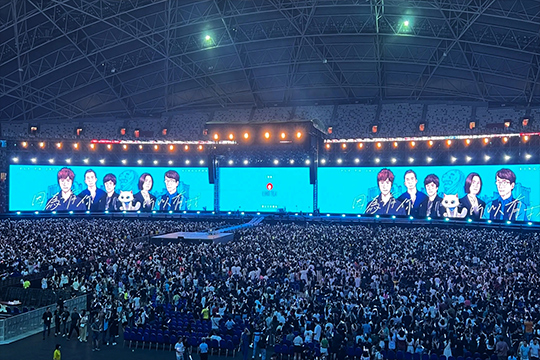1400㎡，聯(lián)誠發(fā)龍騰LED透明屏點(diǎn)燃五月天新加坡演唱會！